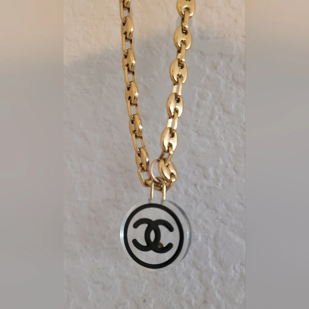 C h a n e l Pendant Necklace - Picture 5 of 10